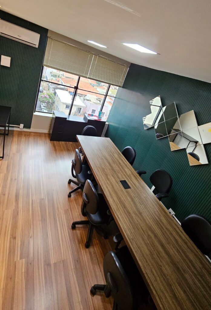 Sala privativa do coworking Trinova, para reuniões por hora, dia ou mês